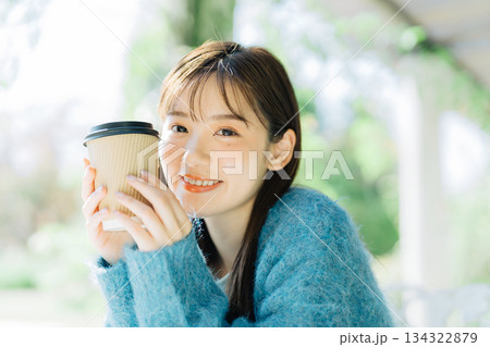 テラスでコーヒーを飲む女性 テラスでコーヒーを飲む女性 134322879
