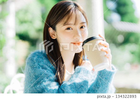 テラスでコーヒーを飲む女性 テラスでコーヒーを飲む女性 134322893