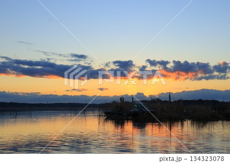 水面に映る朝焼け 水面に映る朝焼け 134323078