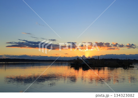 水面に映る朝焼け 134323082