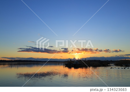 水面に映る朝焼け 134323083