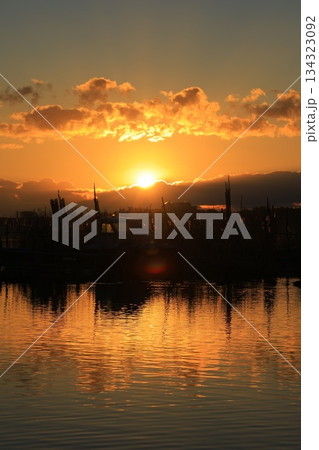 水面に映る朝焼け 134323092