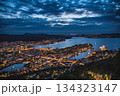 ベルゲン・フロイエン山の展望台から眺める、港の夜景 134323147