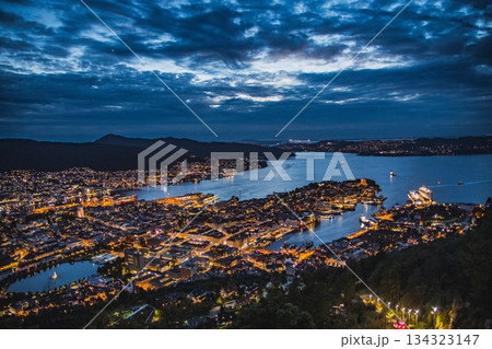 ベルゲン・フロイエン山の展望台から眺める、港の夜景 ベルゲン・フロイエン山の展望台から眺める、港の夜景 134323147