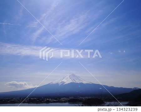 笠雲を被ったような雲と富士山 笠雲を被ったような雲と富士山 134323239