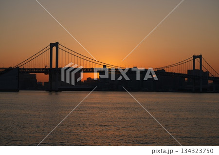 【夕焼け素材】豊洲ぐるり公園から見る夕焼け・マジックアワー【東京都】 134323750