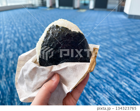 炊き立てご飯を海苔で巻いた和食のおにぎり。 炊き立てご飯を海苔で巻いた和食のおにぎり。 134323765