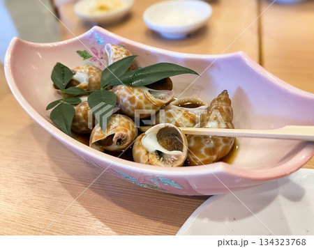 バイ貝の煮物料理。殻から身を取り出したもの。 134323768