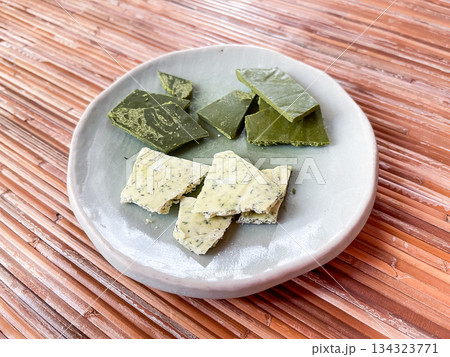 薄い板型のチョコレート。ホワイトチョコと抹茶チョコレート味。 薄い板型のチョコレート。ホワイトチョコと抹茶チョコレート味。 134323771
