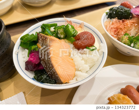 朝食バイキングでお茶碗に盛った、炊き立てご飯の上に乗せた焼き鮭と梅干し。 朝食バイキングでお茶碗に盛った、炊き立てご飯の上に乗せた焼き鮭と梅干し。 134323772