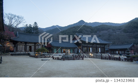 koreatemple with mountain 134323968