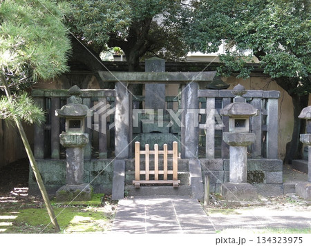 江東区の霊巌寺にある松平定信の墓 134323975