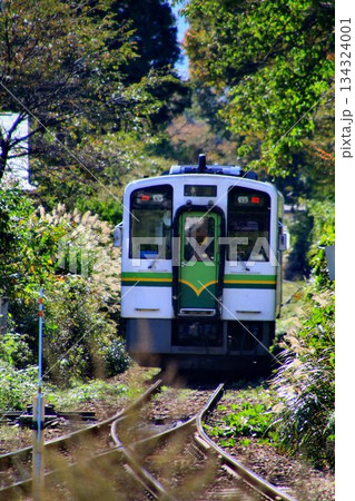 南会津・下郷町の玄関口… 会津鉄道『会津下郷』駅を発車した【AT500形】 134324001