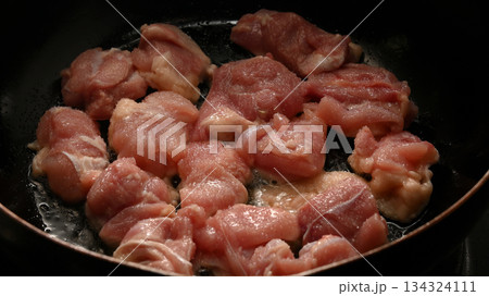 フライパンで焼くジューシーな鶏もも肉 134324111