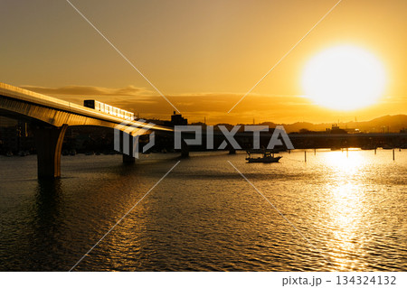 横浜シーサイドラインと夕日 134324132