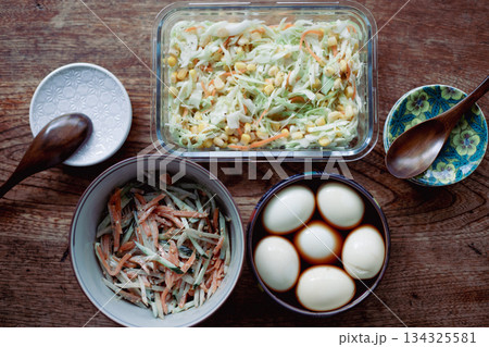 家庭的な作り置きおかず3品　コールスロー・ごぼうサラダ・味玉 134325581