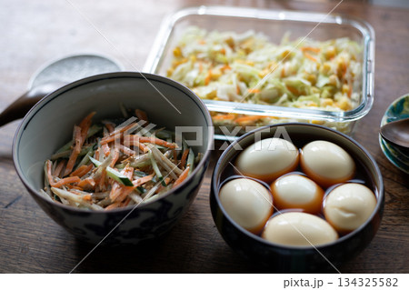 家庭的な作り置きおかず3品　コールスロー・ごぼうサラダ・味玉 134325582