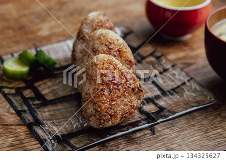 直火で焼いたコゲが香ばしい焼きおにぎり 134325627