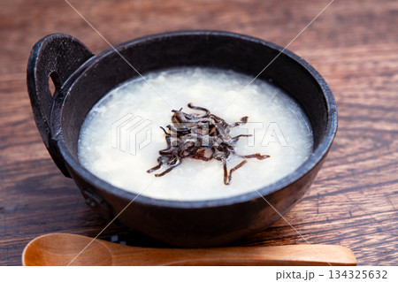 塩昆布トッピングのたまごのお粥 134325632