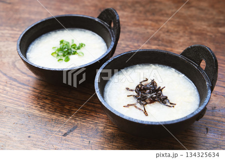 たまご粥のネギトッピングと塩昆布トッピング 134325634