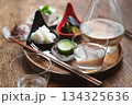 生酒の冷酒セット 漬物と冷奴の和風おつまみ 生酒の冷酒セット 漬物と冷奴の和風おつまみ 134325636