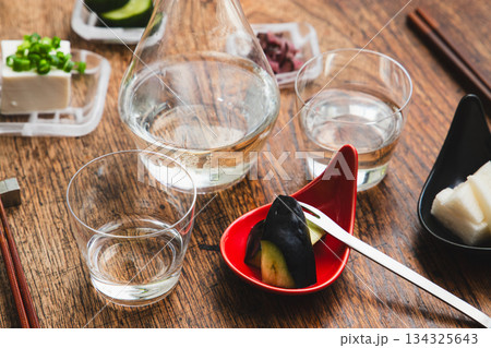 日本酒（生酒）と漬物と冷奴の冷酒セット 134325643