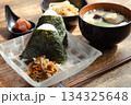 おにぎりとお味噌汁とおかずのシンプルな和朝食 おにぎりとお味噌汁とおかずのシンプルな和朝食 134325648