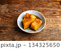 小皿に盛られた定番のおかず、かぼちゃの甘煮 小皿に盛られた定番のおかず、かぼちゃの甘煮 134325650