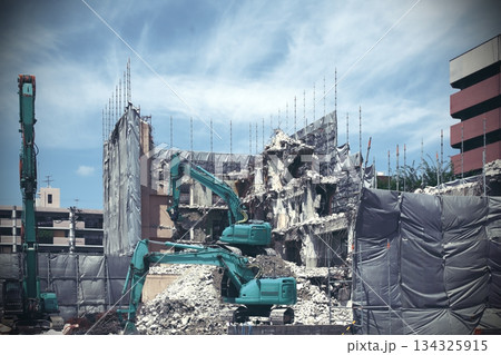 街中のビルの解体現場 134325915