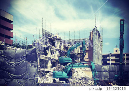 街中のビルの解体現場 街中のビルの解体現場 134325916