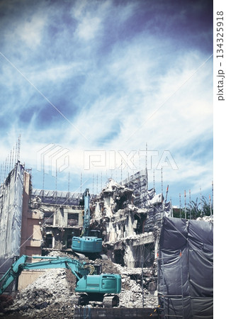 街中のビルの解体現場 134325918