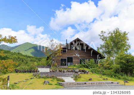 乗鞍高原の緑に囲まれた木造カフェ「一ノ日」と広い芝生の庭 134326095