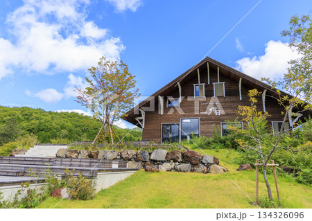 乗鞍高原の緑に囲まれた木造カフェ「一ノ日」と広い芝生の庭 乗鞍高原の緑に囲まれた木造カフェ「一ノ日」と広い芝生の庭 134326096