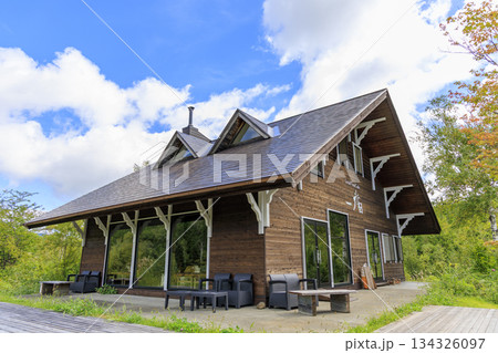 乗鞍高原の緑に囲まれた木造カフェ「一ノ日」と広い芝生の庭 134326097