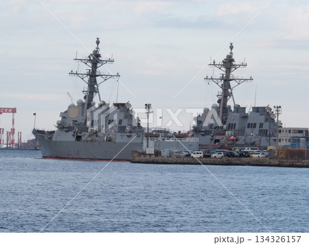 停泊する海上自衛隊の護衛艦 停泊する海上自衛隊の護衛艦 134326157