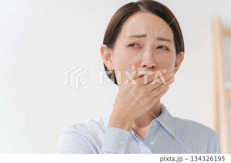 口臭を気にする女性 口臭を気にする女性 134326195