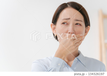 口臭を気にする女性 134326197