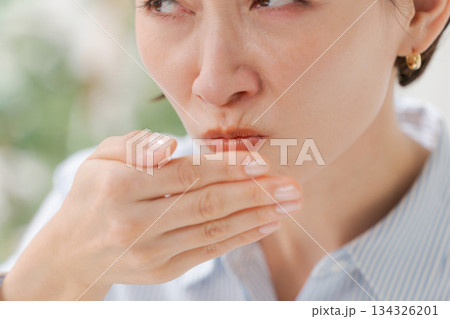 口臭を気にする女性 134326201