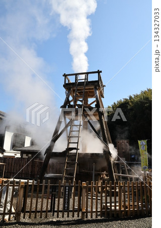 大噴湯公園の櫓から勢いよく噴射する源泉 静岡県賀茂郡河津町 134327033