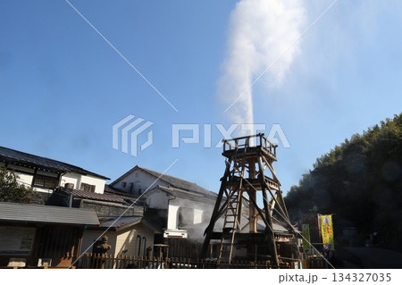 勢いよく吹き上がる自噴泉 静岡県賀茂郡河津町 134327035