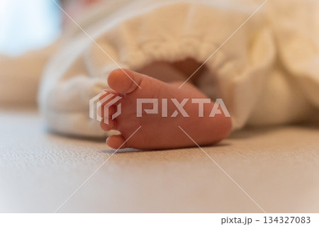 赤ちゃんの足 134327083