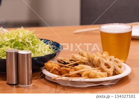 家で串揚げとビール 134327101