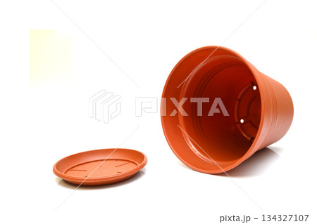 inverted pot with holes and a separate saucer...の写真素材 [134327107] - PIXTA