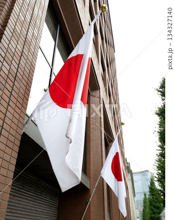 ビルに掲揚された国旗 134327140