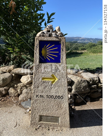スペイン・サンティアゴ巡礼路100km地点の道標 スペイン・サンティアゴ巡礼路100km地点の道標 134327158