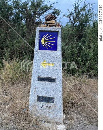 スペイン・ガリシア地方のサンティアゴ巡礼路に立つ道標 スペイン・ガリシア地方のサンティアゴ巡礼路に立つ道標 134327159