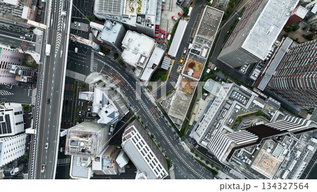 現代都市と道路の真俯瞰ドローン空撮 現代都市と道路の真俯瞰ドローン空撮 134327564