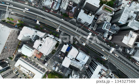現代都市と道路の真俯瞰ドローン空撮 現代都市と道路の真俯瞰ドローン空撮 134327566