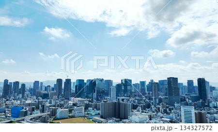 現代都市と青空のドローン空撮 134327572