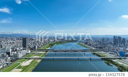 河川にかかる橋と道路のドローン空撮 河川にかかる橋と道路のドローン空撮 134327578